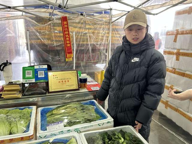 蔬菜商张娟正在介绍蔬菜价格。中青报·中青网记者魏其濛/摄