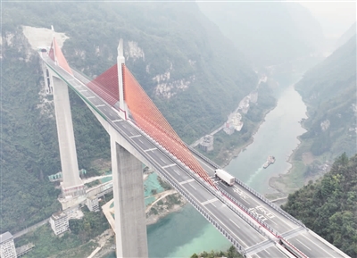 ​渝湘复线高速彭水至酉阳段建成通车