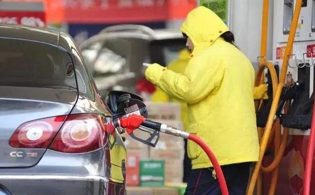 油价与塑料价格之间有什么关系？它们如何相互影响？