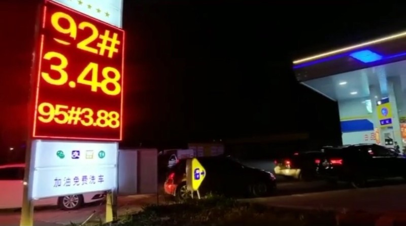 油价贴水现象是如何形成的？它对市场供需关系有何影响？