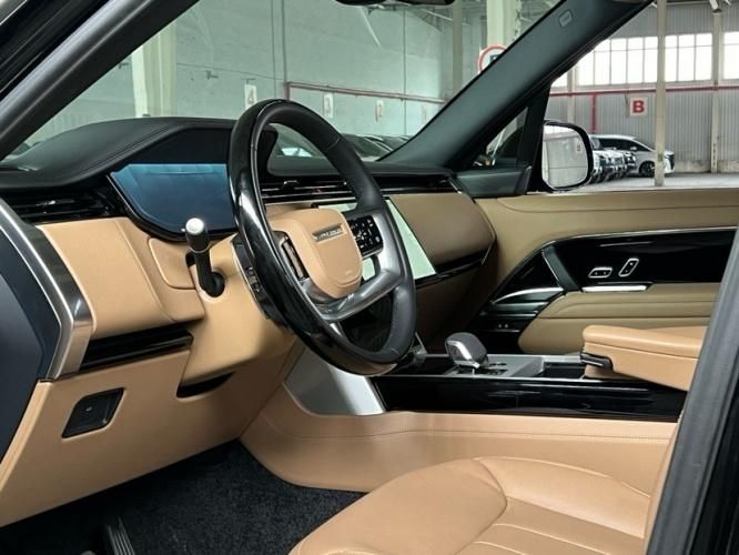 2024款加版路虎揽胜行政 4.4T P530 汽油 SE 长轴 7座235万谈