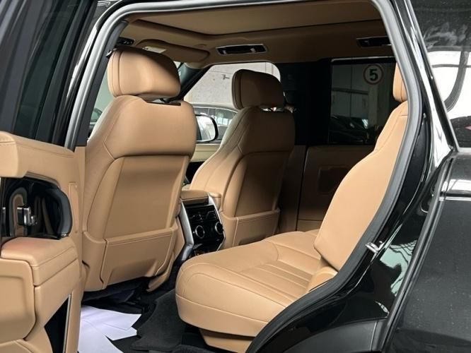 2024款加版路虎揽胜行政 4.4T P530 汽油 SE 长轴 7座235万谈