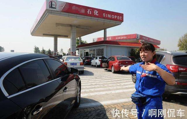 汽车油到底剩下多少才合适加油？听老司机一分析，后悔没早知道！