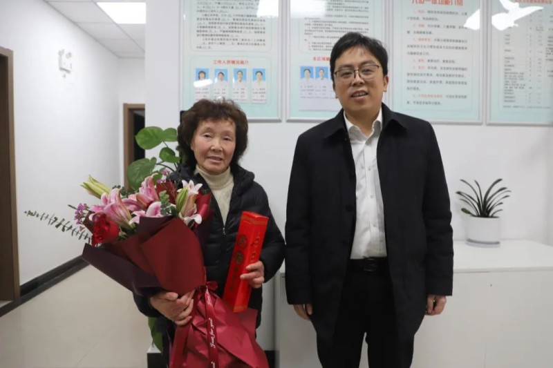 双凤镇走访慰问道德模范代表
