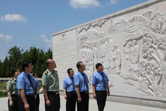 咸阳市检察院与西安军事检察院一行到彬州市权家桥阻击战烈士陵园查看相关单位对陵园管理整改落实情况。