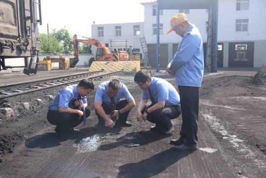 陕西省秦岭南麓地区检察院检察官在安康东站调查了解铁路煤炭运输粉尘污染情况。