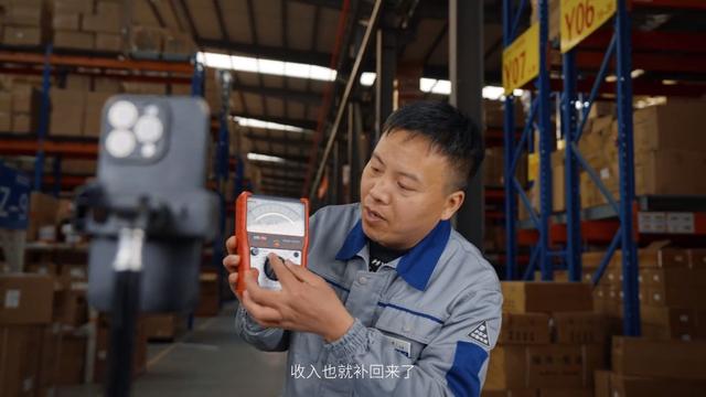 王建省在工厂直播带货(图源:抖音电商2024创作者故事《我不是福尔摩斯》)