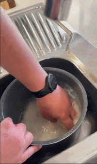 他甚至掌握了“用手指测水位”的煮米饭精髓@Travis
