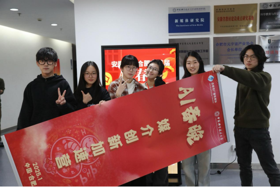 邵祺（左一）和小组成员们的合影。新华社发（钱梓睿摄）