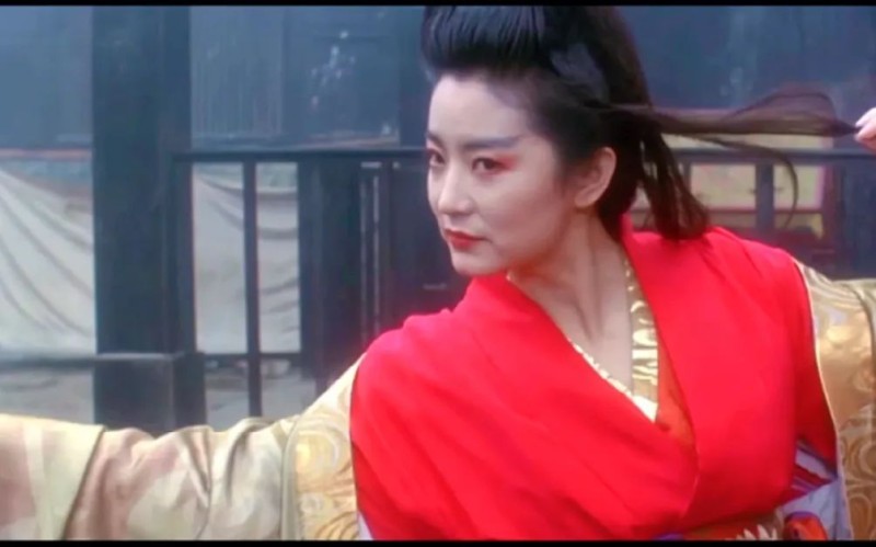 自徐克之后,“东方不败”不再是变态的彪形大汉,而成为了妖艳霸气的美女形象