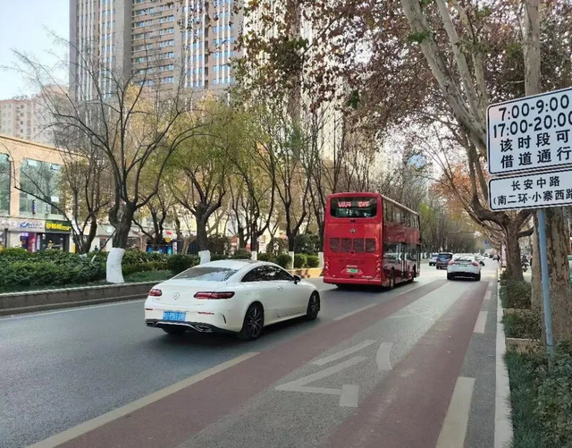 图1:高峰期开放公交车道
