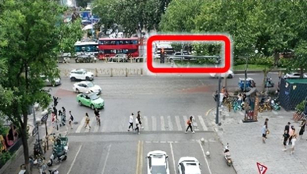 图1:兴善寺东街信号灯