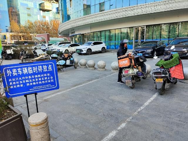 图1:国贸停车场非机动车停放点