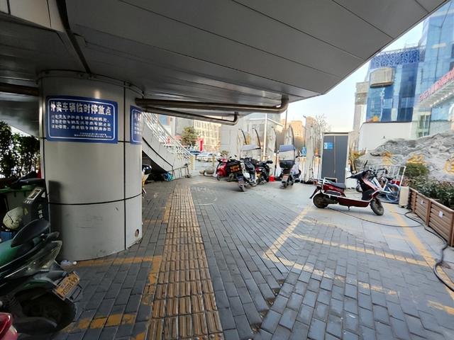 图2:小寨天桥下非机动车停放点