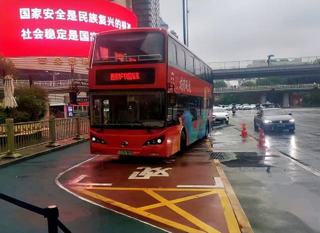图2:旅游巴士停靠港湾