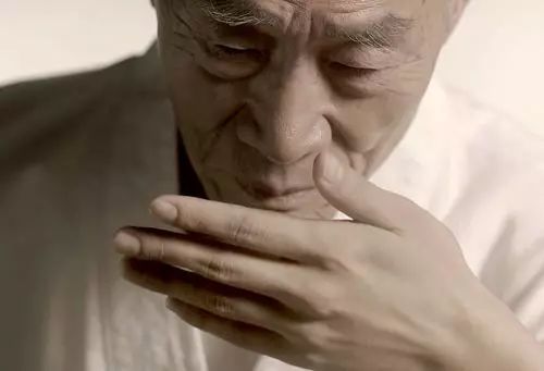 长期接触发酵物的酿酒师有着与年龄不相称的细嫩双手
