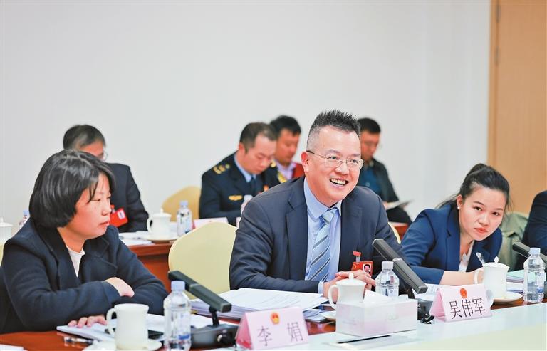 奋发进取，推动龙华高质量发展实现迈步从头越