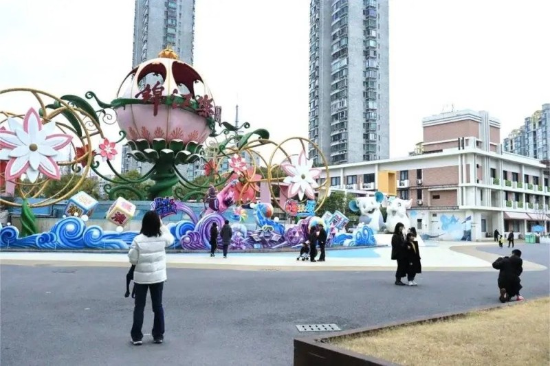 在门口陆续打卡的游客