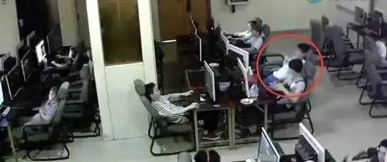 触目惊心！监控实拍18岁男生玩手机时触电身亡瞬间手机电「触目惊心！监控实拍18岁男生玩手机时触电身亡瞬间」