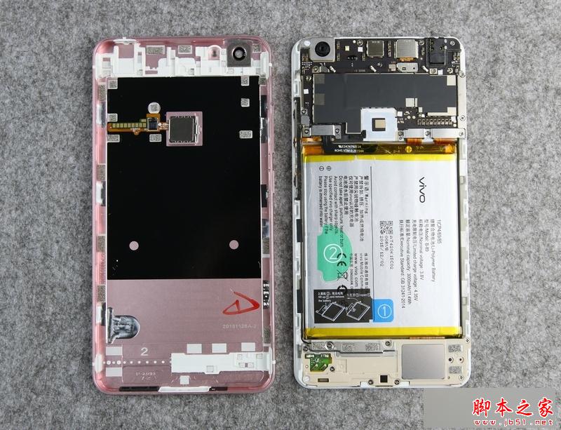 让后盖分体以后可以看到后盖的确采用了全金属的设计，一体化程度很高，天线部分采用注塑的方法处理。