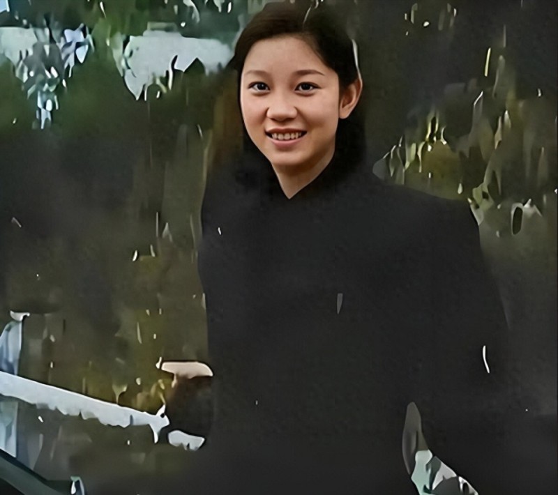 毛岸英妻子刘思齐有多美？1949年在北京的留影，她19岁，气质不凡