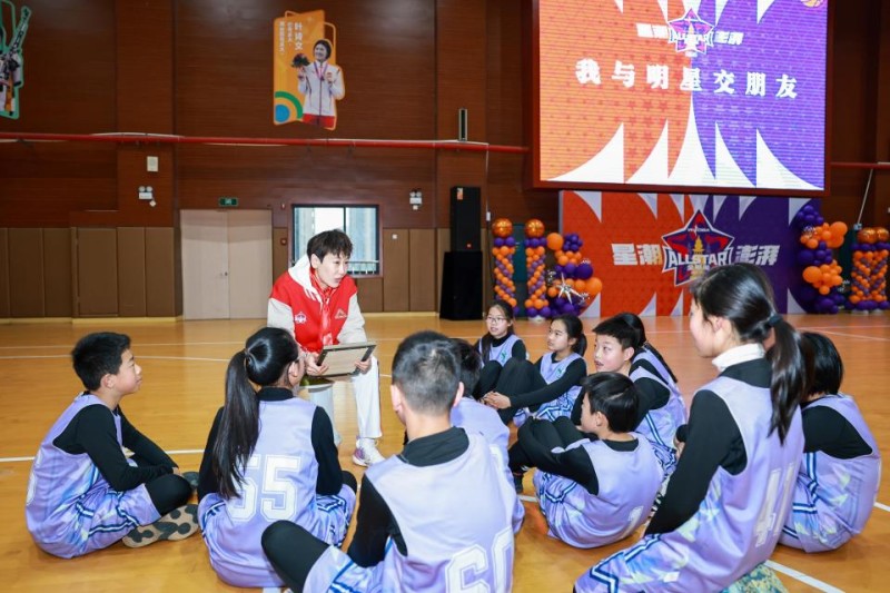 WCBA全明星周末举行校园行活动