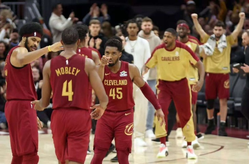 NBA排名大乱！首支季后赛队伍诞生，湖人升西部第2，4队抢西部第6