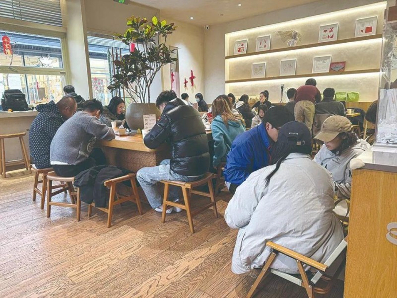 杭州一咖啡馆，每周四都有一群人来店里疯狂敲键盘，老板还很开心，啥情况？