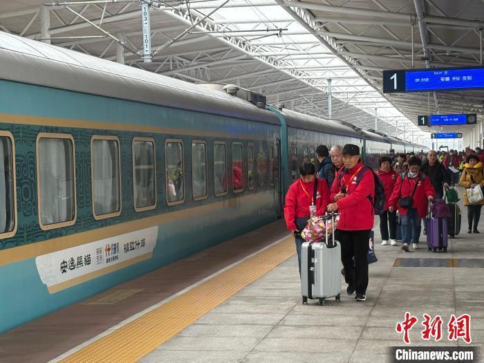 多地银发旅游列车密集启程：开辟银发经济新赛道