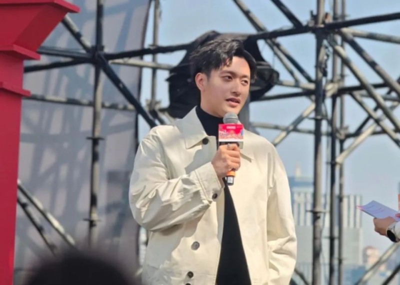 周冠宇现身格子旗嘉年华：“等我回来！”