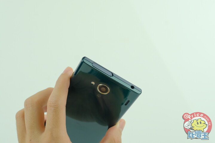 日機時代的終結 開箱京瓷最美手機 Urbano V03 日機時代的終結 開箱京瓷最美手機 Urbano V03