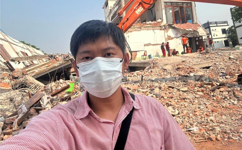截至4月3日，据新华社报道，缅甸地震已造成3145人死亡、4589人受伤，另有221人失踪。4月3日，北京青年报记者联系到在当地参与救援的缅甸华人唐先生，他除了筹集物资、充当翻译，还参与两名被困者的救