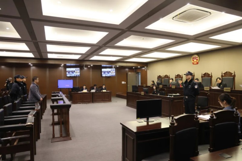 “无门槛贷款”“免征信审核”“租机即可变现”——看似诱人的贷款信息背后是一种以手机租赁为名的新型非法放贷手法，所谓的“无门槛”贷款可能会带来无尽债务。4月2日，澎湃新闻（www.thepaper.cn
