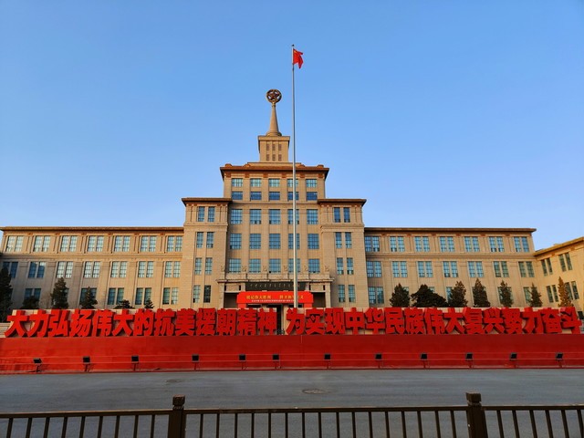 用户在购买时，尤其是旗舰级的产品，影像一直是最关心的性能之一。而一款手机影像能力强弱，取决于多方面原因，比如和硬件等等。相比于软件，硬件对于手机影像性能的提升更为直接，要不然怎么会有“底大一级压死人”