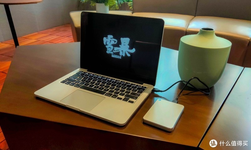 手中的1T又快装不下“小姐姐们”了，趁着移动硬盘价格一路下跌，老编又“谋去”了一块2T的移动硬盘（东芝CANVIO™ PREMIUM移动硬盘升级版）来扩充“小姐姐们”的房子。之所以选择东芝的CANVI