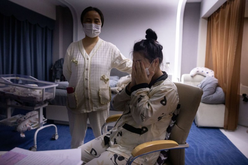 一家月子中心跑路后，月嫂李姐安慰哭泣的新手宝妈小罗，她说产妇和她们都是受害者（图：视觉中国）爱家跑路，行业雪上加霜2025年3月28日，宁波鑫紫罗兰月子中心卷款跑路，刚生产完的宝妈一觉醒来发现房间空荡