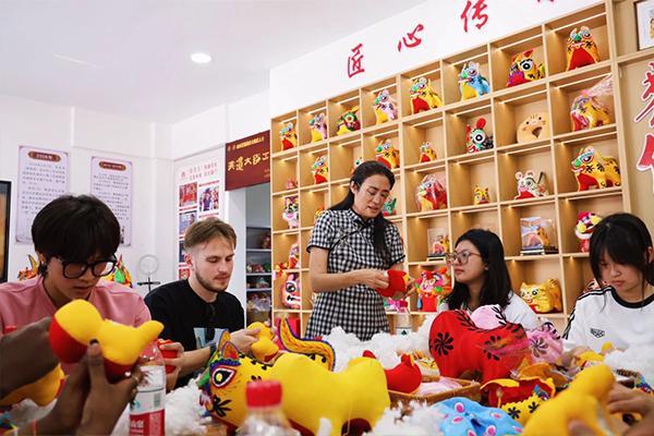 黎城非遗基地迎来“洋学徒”